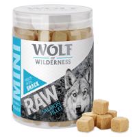 Výhodné balení Wolf of Wilderness - RAW snack (mrazem sušený) - NOVINKA: filet z lososa, malé kostky (200 g)